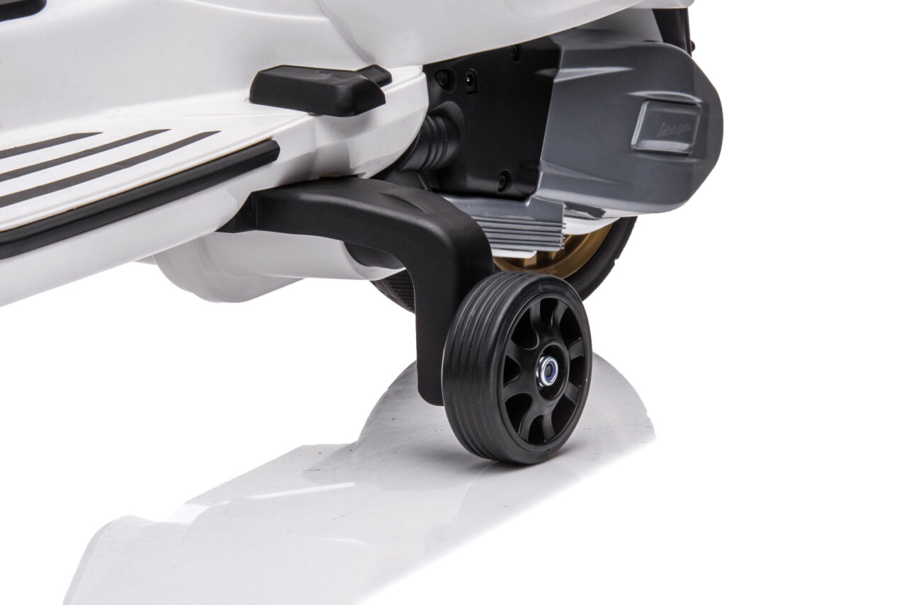 Vespa Sprint, 12 volt elektrische scooter met muziek en meer! - Afbeelding 6